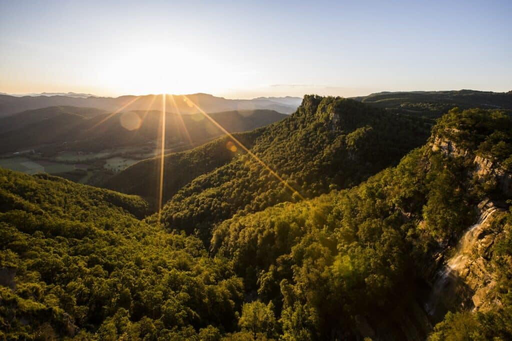Spectaculaire panorama sur La Garrotxa pris depuis Salt De Coromina au lever du soleil.