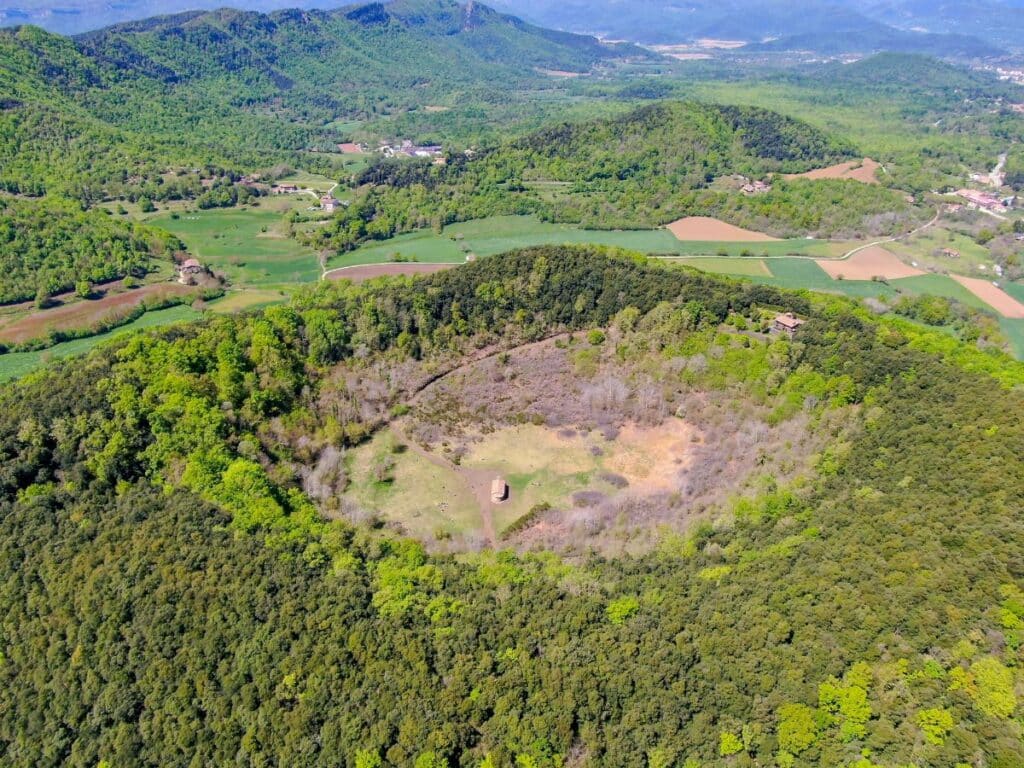 Vue aérienne du cratère du volcan de Santa Marguerida avec sa chapelle en son centre.