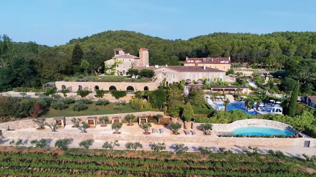 Vue aérienne du Chateau Berne, un hôtel 5 étoiles en Provence affilié à Relais & Châteaux.