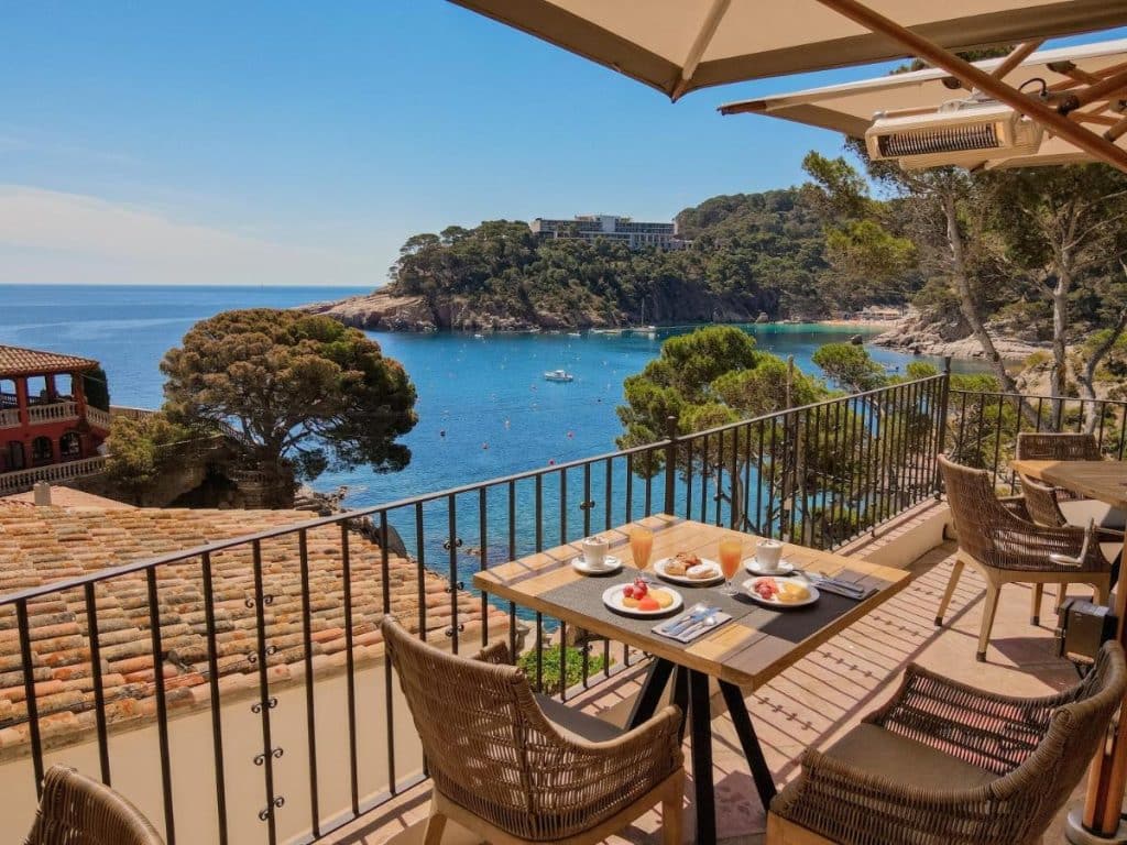 Vue d'une terrasse de l'hôtel Aiguabrava