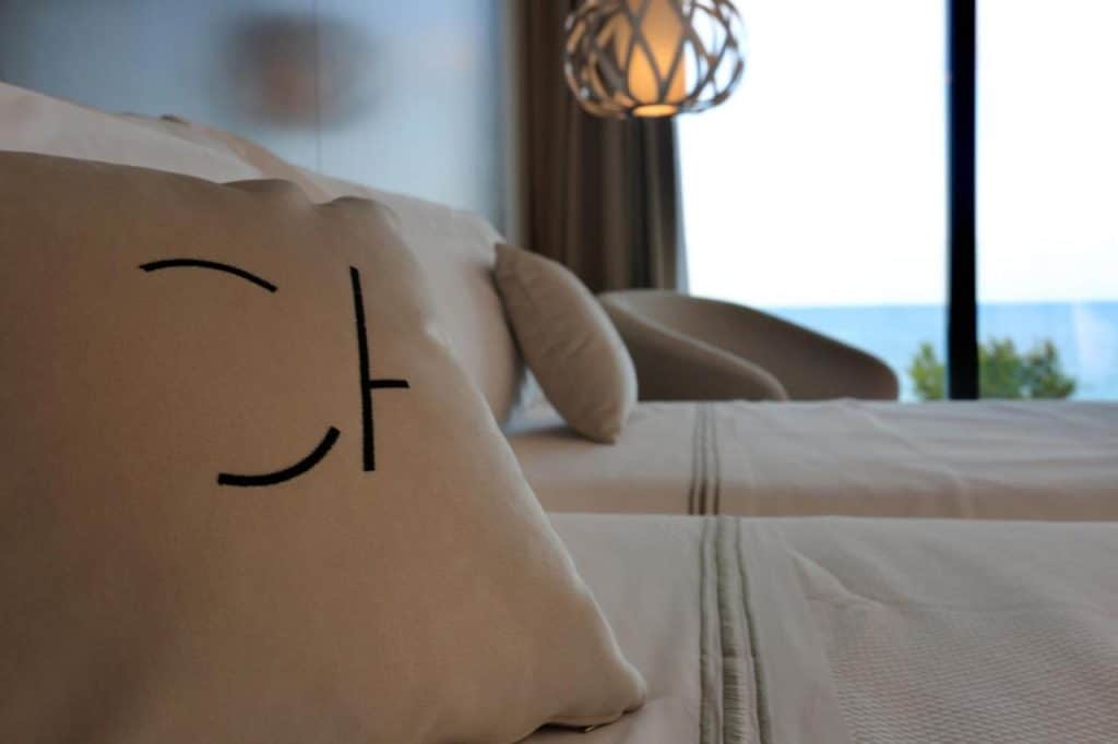 Gros plan sur l'ambiance d'une chambre avec vue sur mer du Cosmo Apartments Playa de Oro.