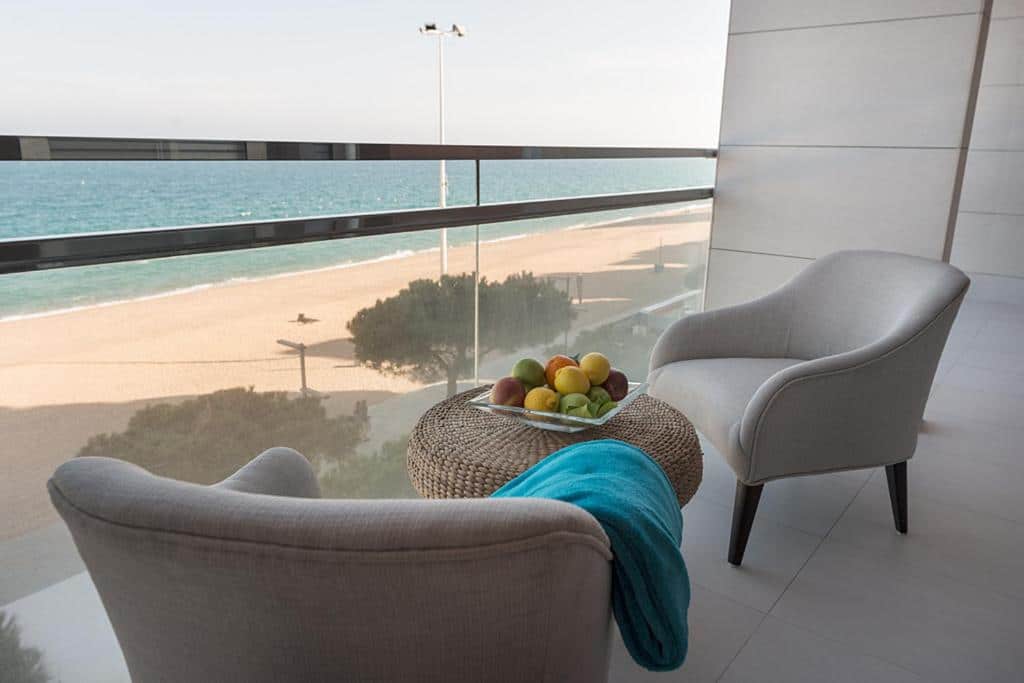 La terrasse d'une chambre en bord de plage du cosmopolita boutique hôtel.