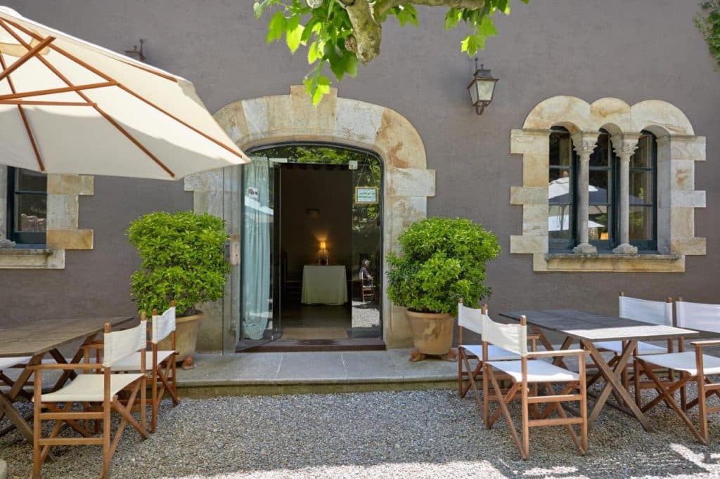 Terrasse et entrée de l'hostal Sa Rascassa, un des meilleurs hôtels en bord de mer de la Costa Brava