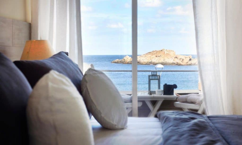 Vue panoramique sur la mer Méditerranée et la Costa Brava d'une chambre de l'hôtel Sa Tuna