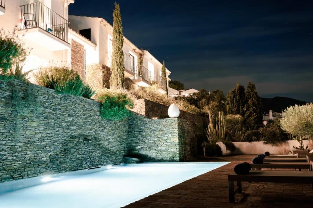 La piscine de la villa gala Cadaquès de nuit.