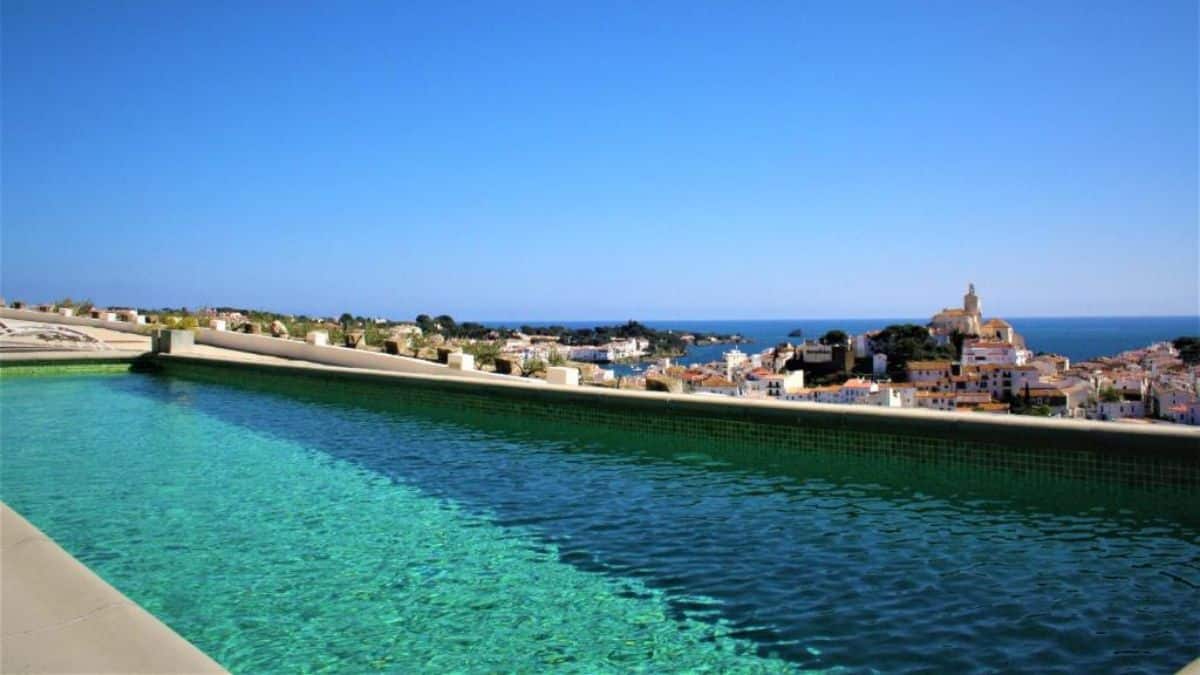 La piscine avec vue sur Cadaquès et sa baie de l'Arrels Hotel Cadaques - Adults Only