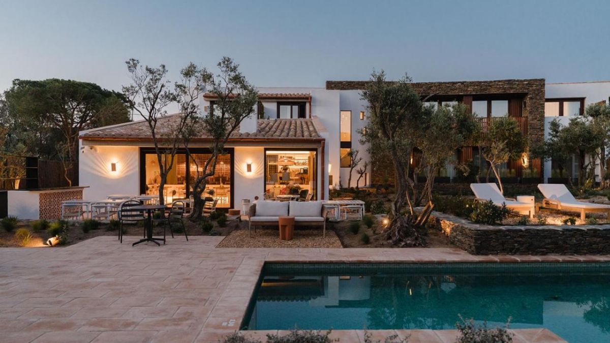 La nuit tombe autour de la piscine du Boutique Hotel Villa Salvador - Adults Only à Cadaquès/