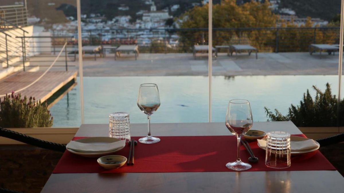 Vue sur la piscine et le village de Cadaqu§s depuis la terrasse du restaurant de l'hôtel Carpe Diem Cadaqués