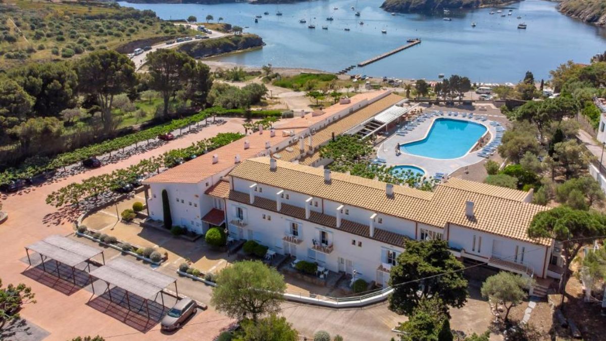 Vue aérienne de l'hôtel Catalina à Cadaquès.