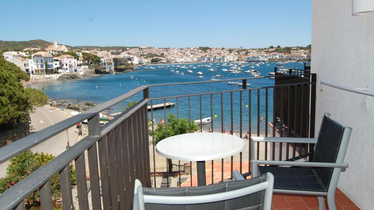 Vue sur la Baie de Cadaqués depuis la terrasse d'un chambre de l'Hôtel Llané Petit.