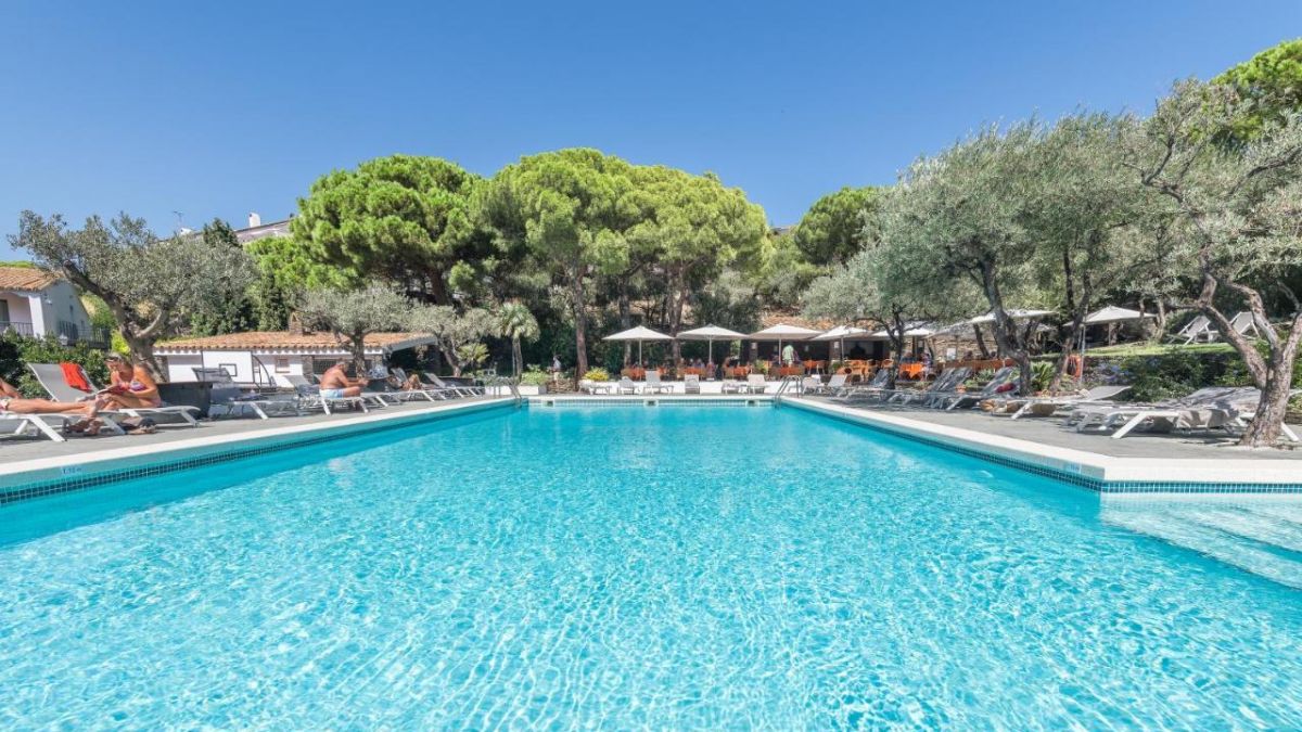 La vaste piscine de l'Hôtel Playa Sol à Cadaquès.
