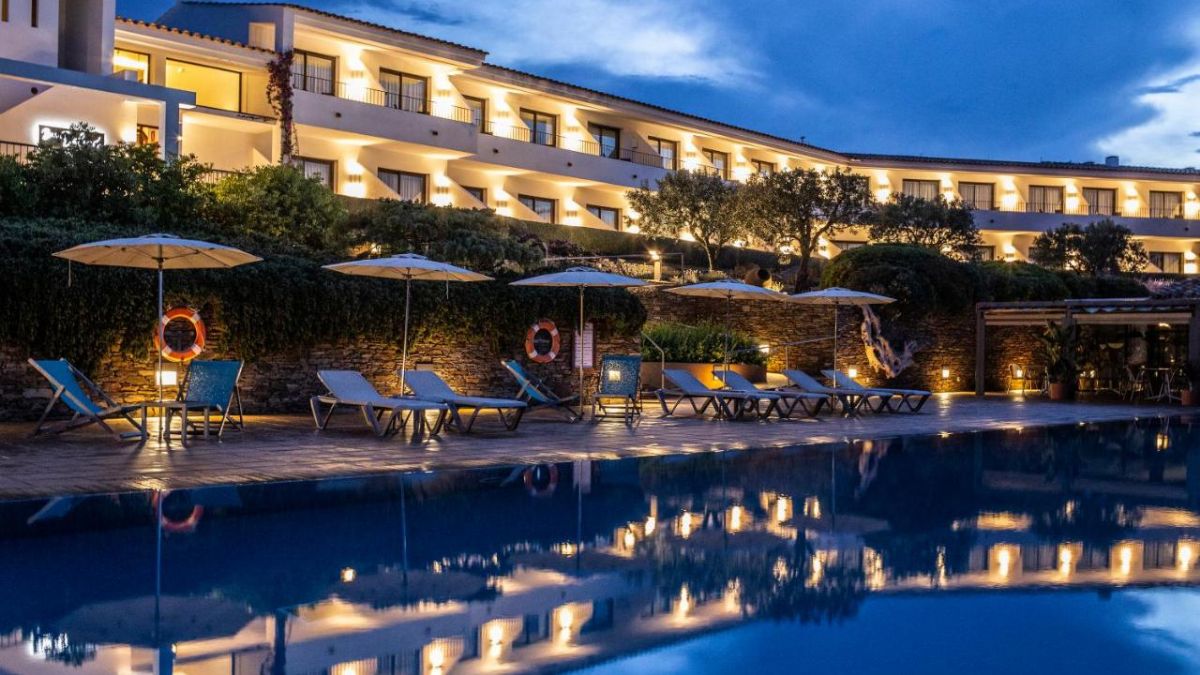 La piscine et l'Hotel Sol Ixent de nuit