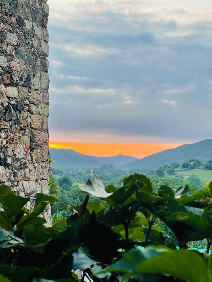 Coucher de soleil depuis la terrasse de l'hôel Cal Sastre à Santa Pau