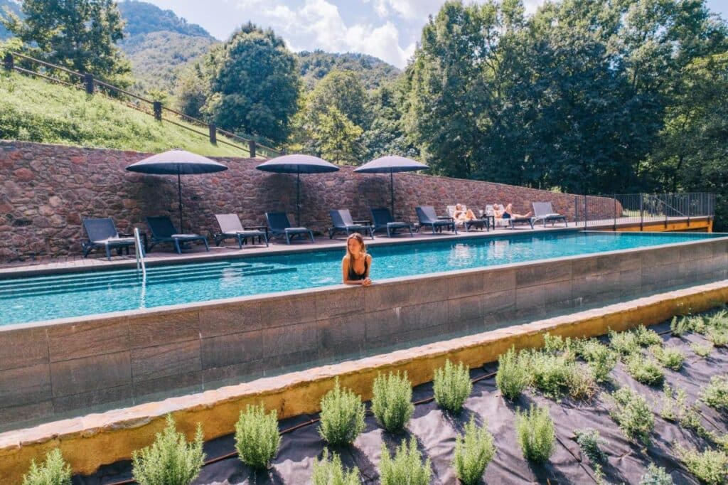 Une jeune femme dans la piscine de l'Hotel Mas la Ferreria à La Vall de Bianya