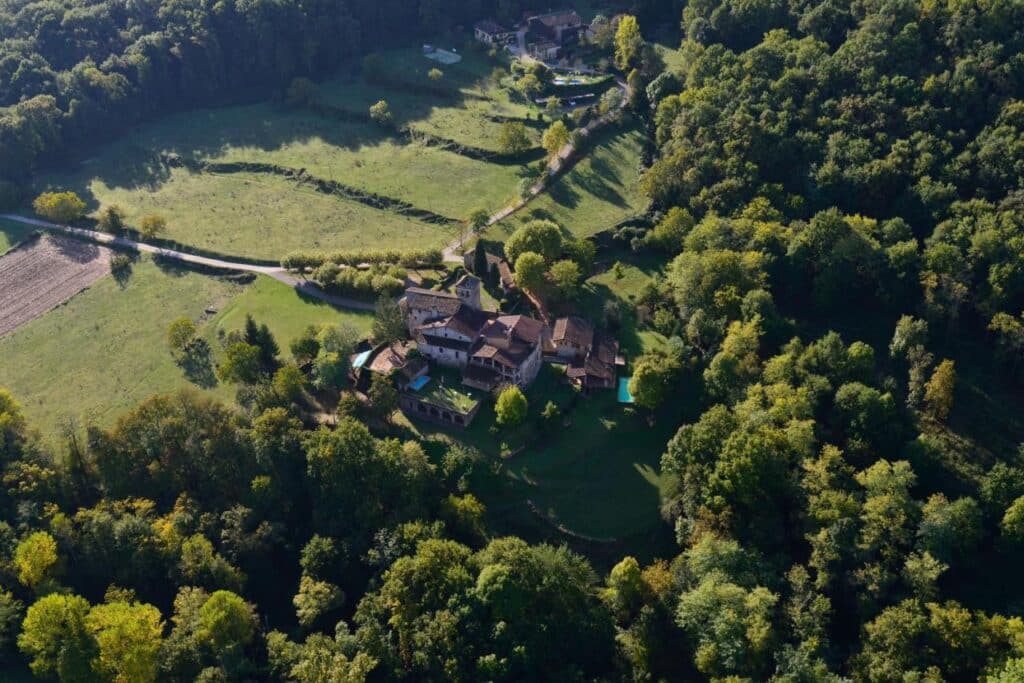 Vue aérienne du domaine et des bois entourants l'Hotel Mas la Ferreria –situé en Catalogne à La Vall de Bianya.