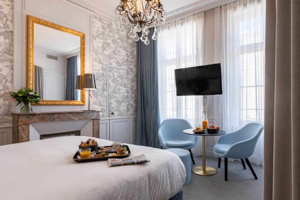 Petit déjeuner servi dans la chambre prestige bleue de l’Hôtel La Monnaie à La Rochelle.