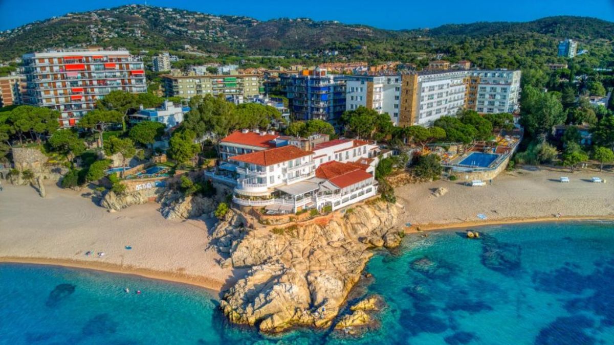 L'hôtel Costa Brava perché entre Cala Rovira et playa Gran, un des meilleurs hôtels en bord de mer de Platja d'Aro.