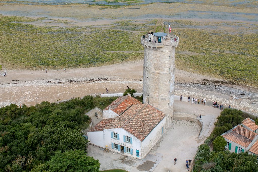 Le phare des Baleines vu du ciel, au bord de l'estran à la pointe ouest de l'île de Ré