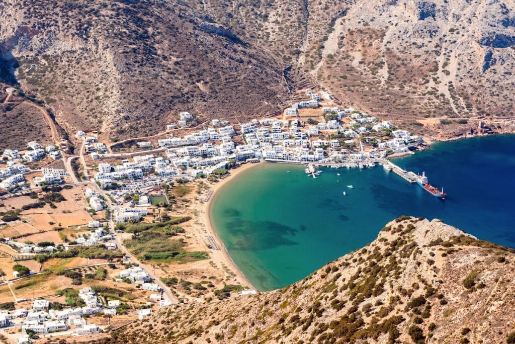 Kamares, la ville portuaire de Sifnos, vue du haut d'une montagne qui l'entoure.