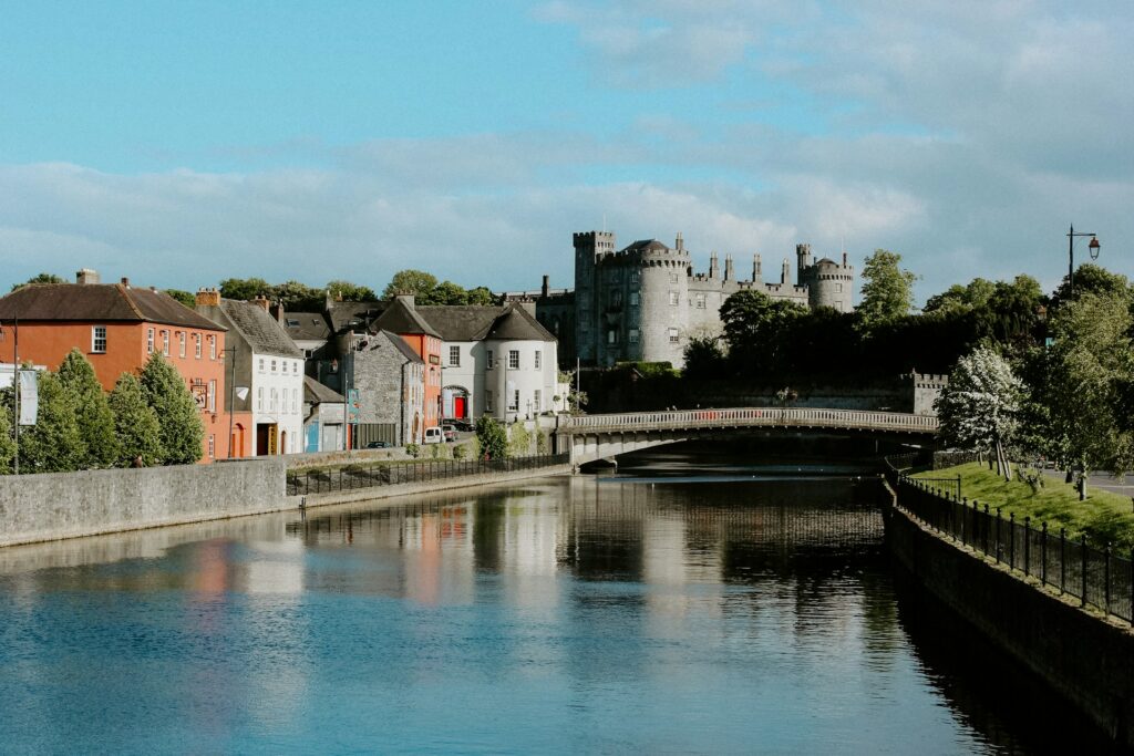 Château de Kilkenny dominant la rivière Nore et les façades colorées de la ville médiévale