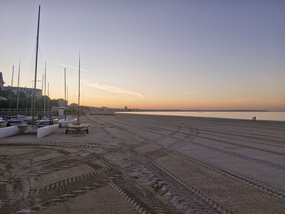 Le lever du soleil sur la Baie de La Baule et sa plage.