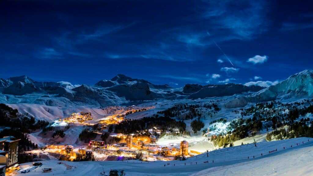 La station de La Plagne en hiver de nuit.