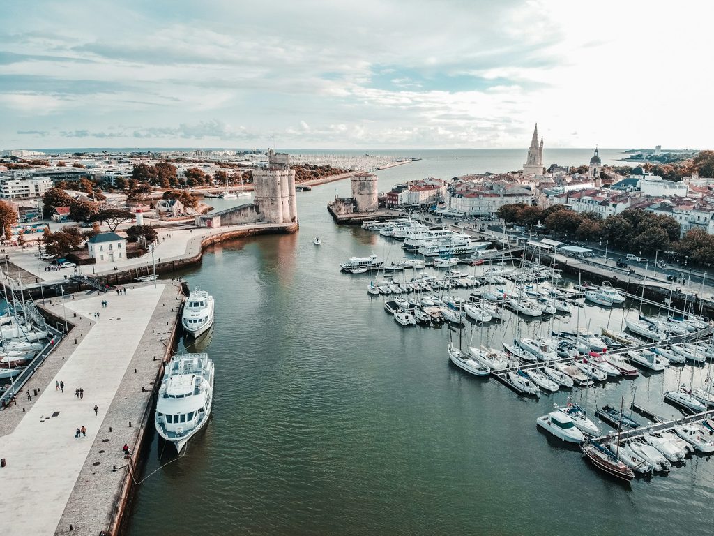 Vue aérienne du Vieux-Port de La Rochelle et des tours médiévales qui gardent son entrée