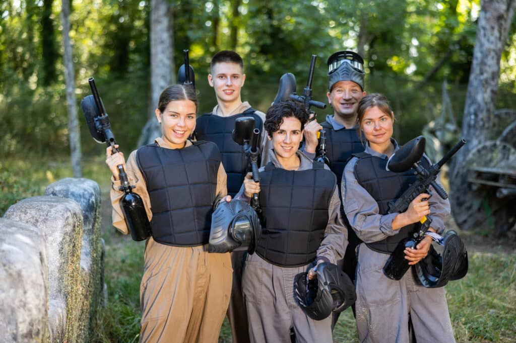 Famille en tenue pour une partie de Paint-Ball