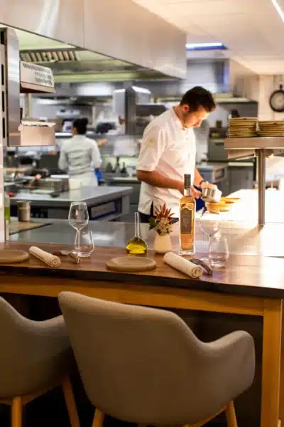 Le chef Louis Rameau dans la cuisine de son restaurant 1 etoile "Le Jardin de Berne"