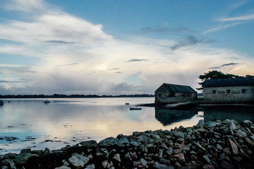 Fin de journée sur l'île de Berder dans le Morbihan.