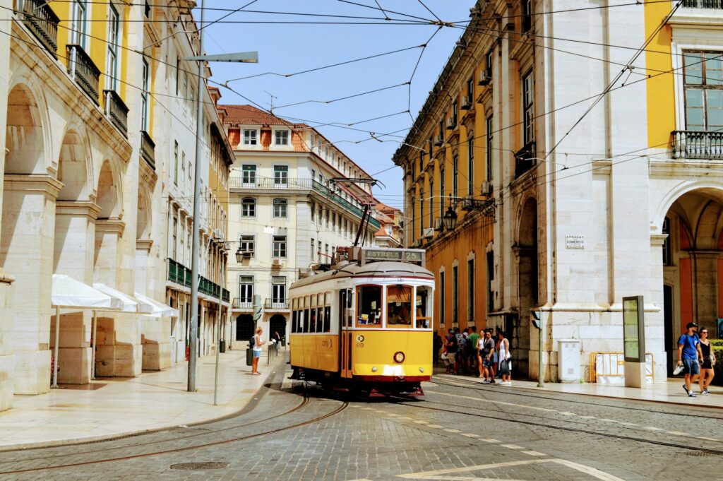 Tramway jaune emblématique de Lisbonne traversant le centre historique