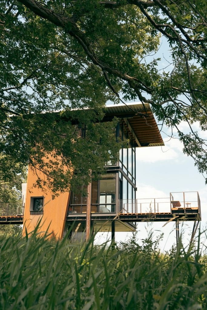 Confortable maison contemporaine avec terrasse proposée en location saisonnière.