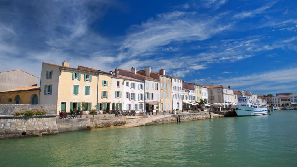 Le port de Saint-Martin-en-Ré, un lieu prisé pour loger sur l'île de Ré.