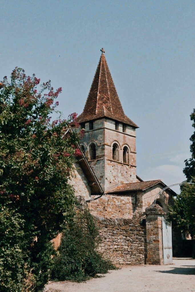 Clocher roman de l'église de Loubressac dans le Lot
