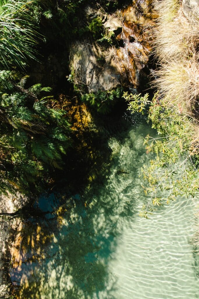 Piscine naturelle aux eaux turquoise dans le parc national de l'Isalo à Madagascar