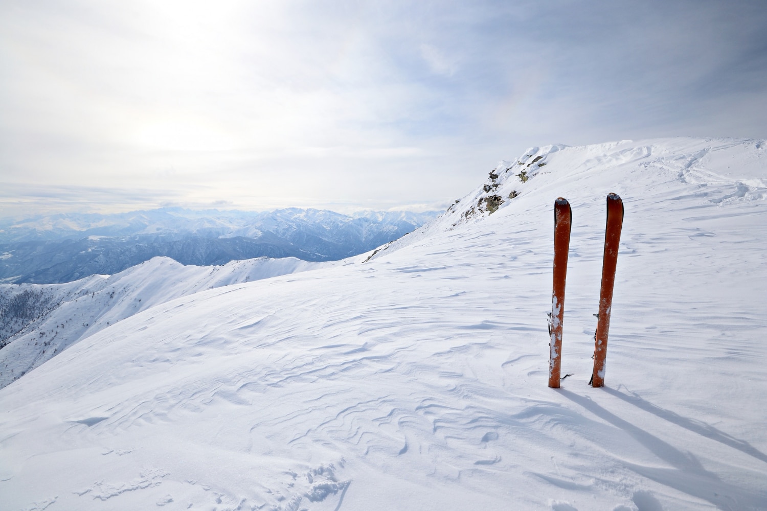 Matériel de randonnée dans la neige, hiver dans les Alpes