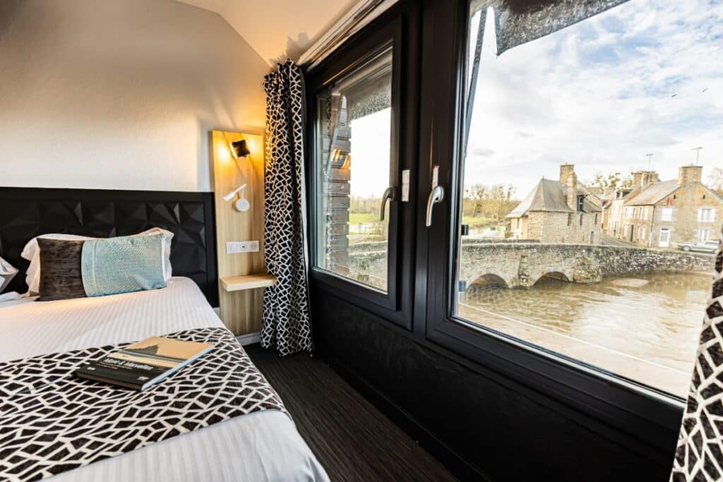 Chambre Vue Rivière du Moulin de Ducey avec vue sur le vieux pont et la Sélune