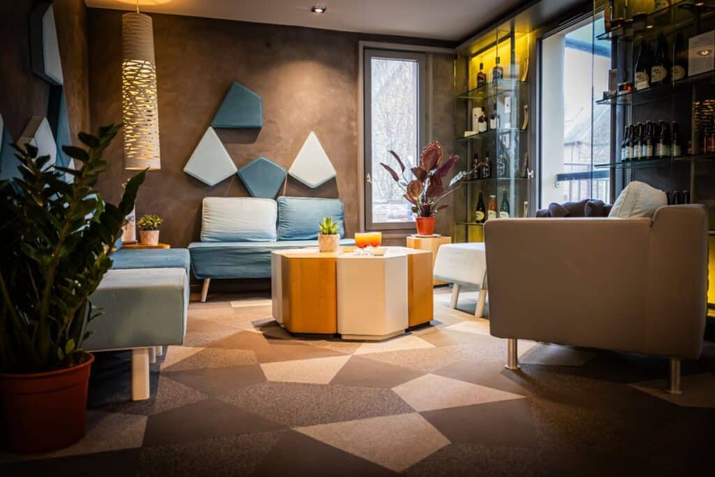 Salon-bar contemporain avec mobilier design au Moulin de Ducey