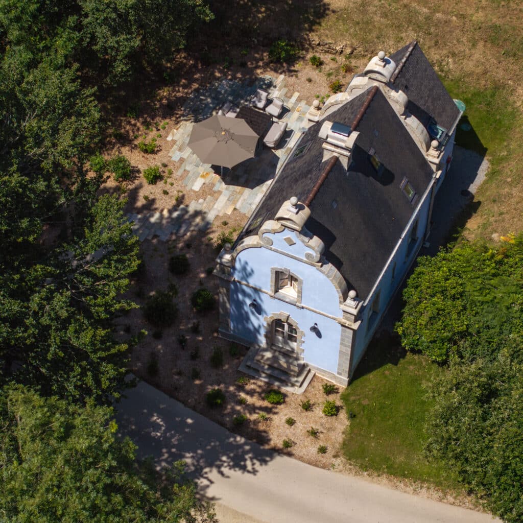 Vue aérienne de la villa Belem, un hébergement insolite proposé par le Domaine de Locguénolé à Kervignac dans le Morbihan.