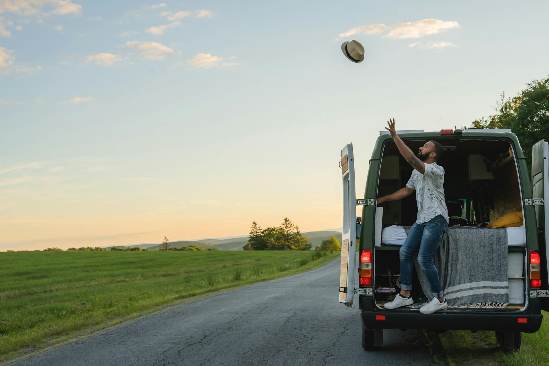 Un homme vit la vanlife lors 'un roadtrip qu'il a organisé.