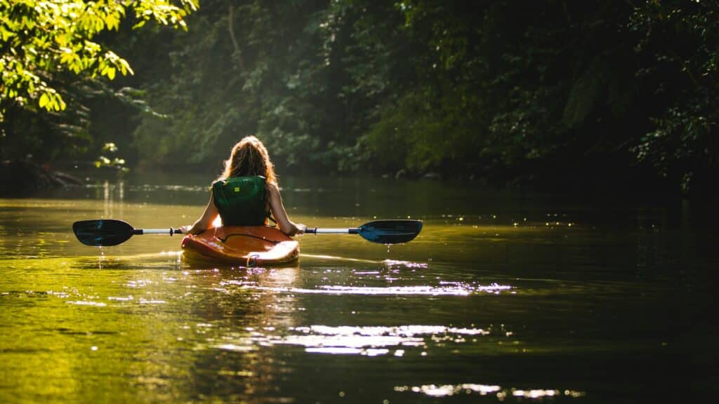 Une jeune femme dans un canoe kayak