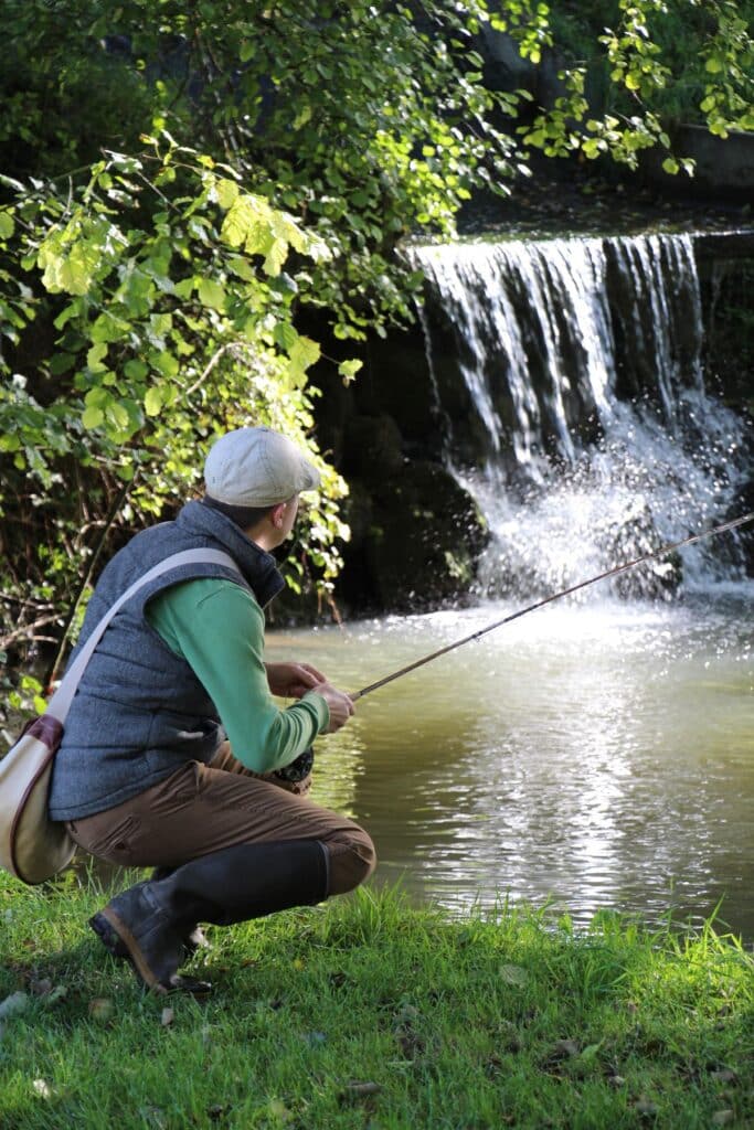 Un pêcheur à la mouche au bord d'une rivi§re du Perche dans l'Orne.