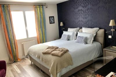 Une élégante chambre double des Suites Champenoises