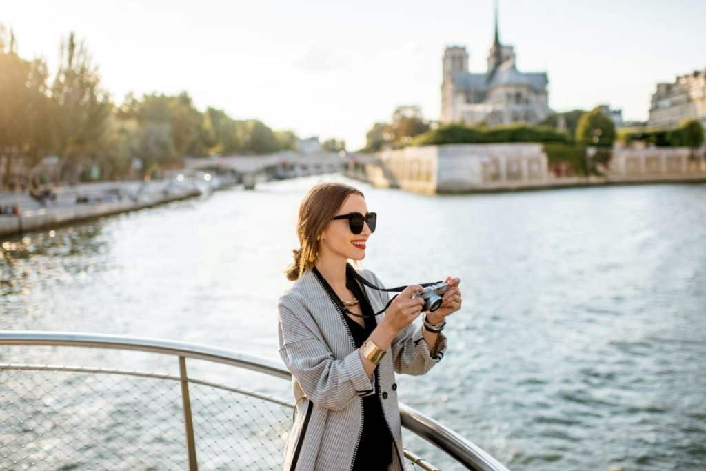 Une jeune femme lors d'une croisière anniversaire en bateau à Paris