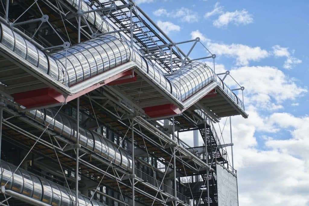 Escalators pour se rendre au George, au 6e étage du Centre Pompidou.
