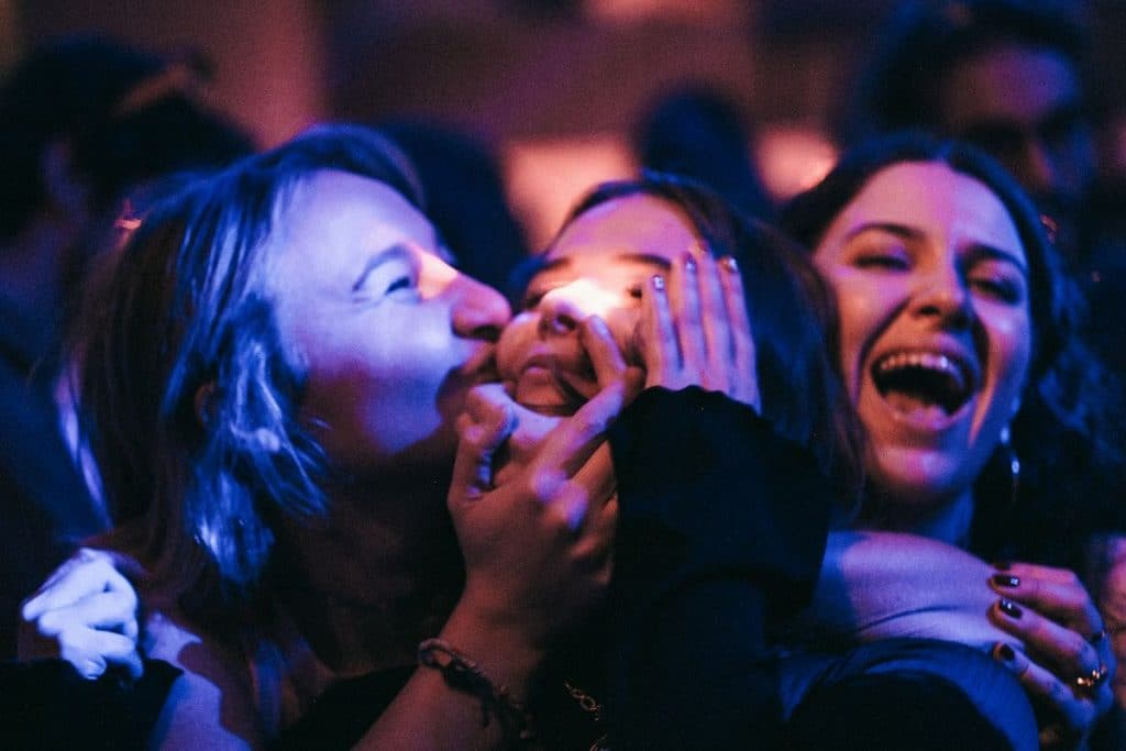 3 jeunes femmes fêtent un anniversaire dans un restaurant immersif de la capitale française.