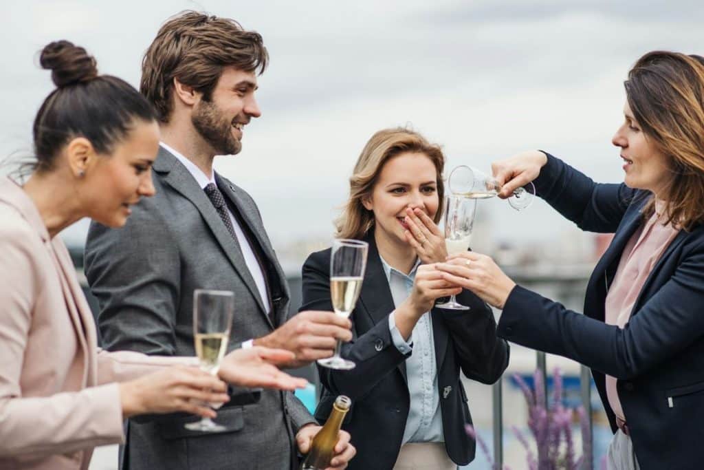 Un groupe d'amis sur un rooftop parisien.
