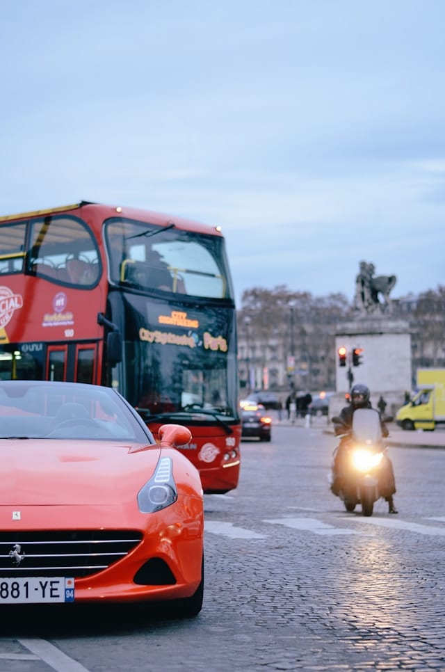 Un bus touristique dans la circulation parisienne.