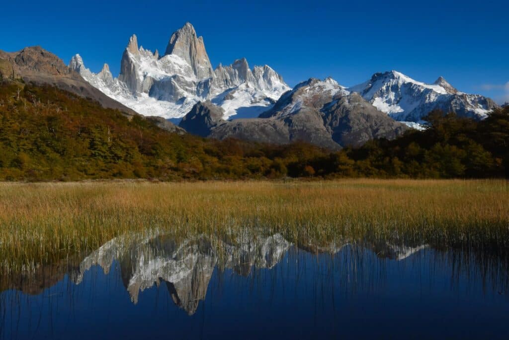 Le massif du Fitz Roy se reflétant dans un étang près d'El Chaltén