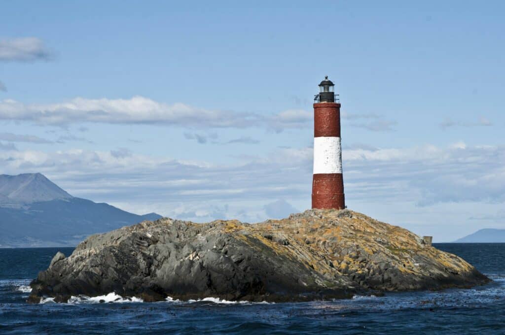 Phare rouge et blanc Les Éclaireurs sur un îlot du canal Beagle
